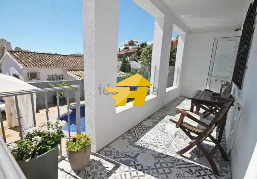 Vista exterior de Casa o xalet de lloguer en Fuengirola amb Aire condicionat, Jardí privat i Piscina