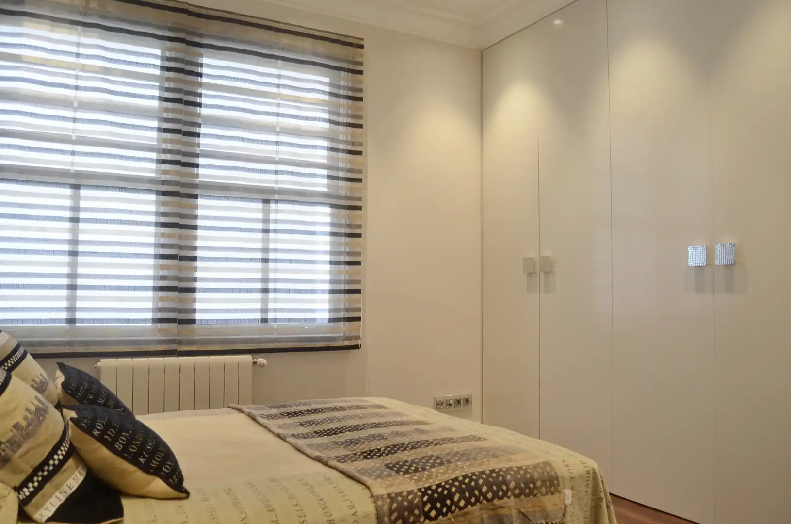Schlafzimmer von Wohnung zur Miete in A Coruña Capital  mit Heizung, Parkett und Balkon