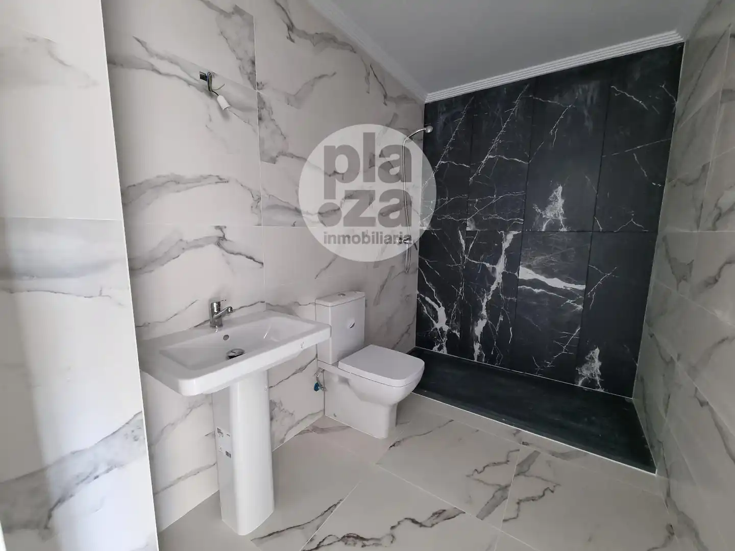 Baño de Piso en venta en Burgos con Calefacción, Terraza y Trastero