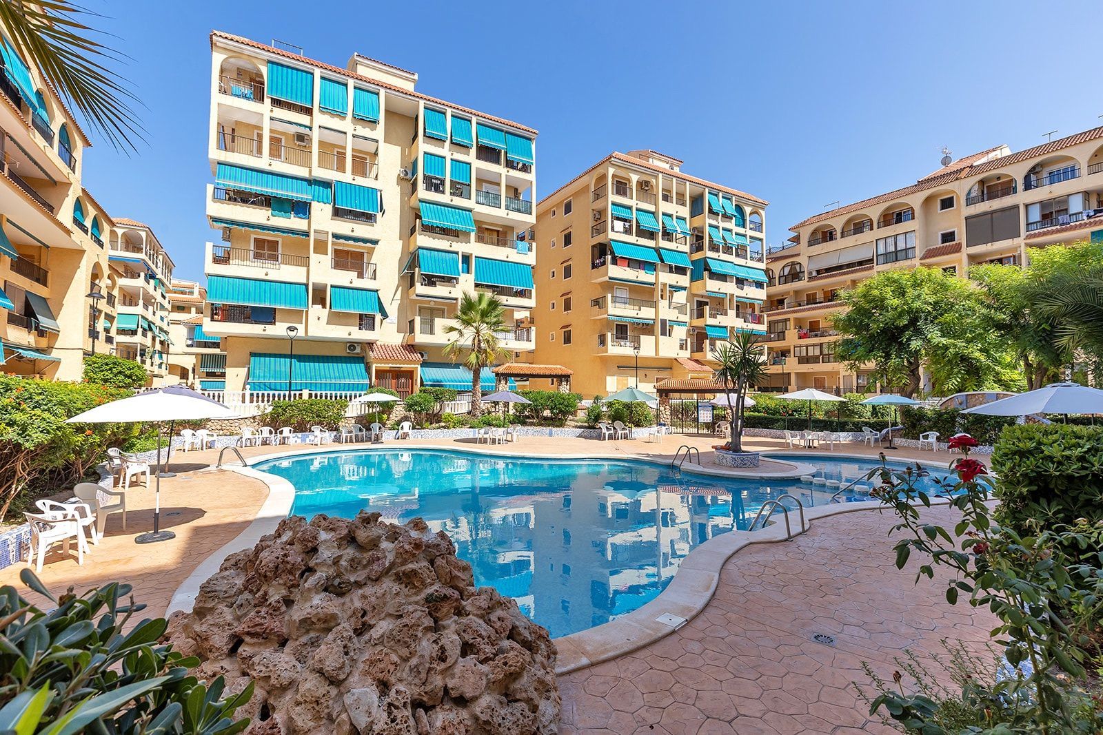 Piscina de Apartament en venda en Torrevieja amb Terrassa, Moblat i Piscina comunitària