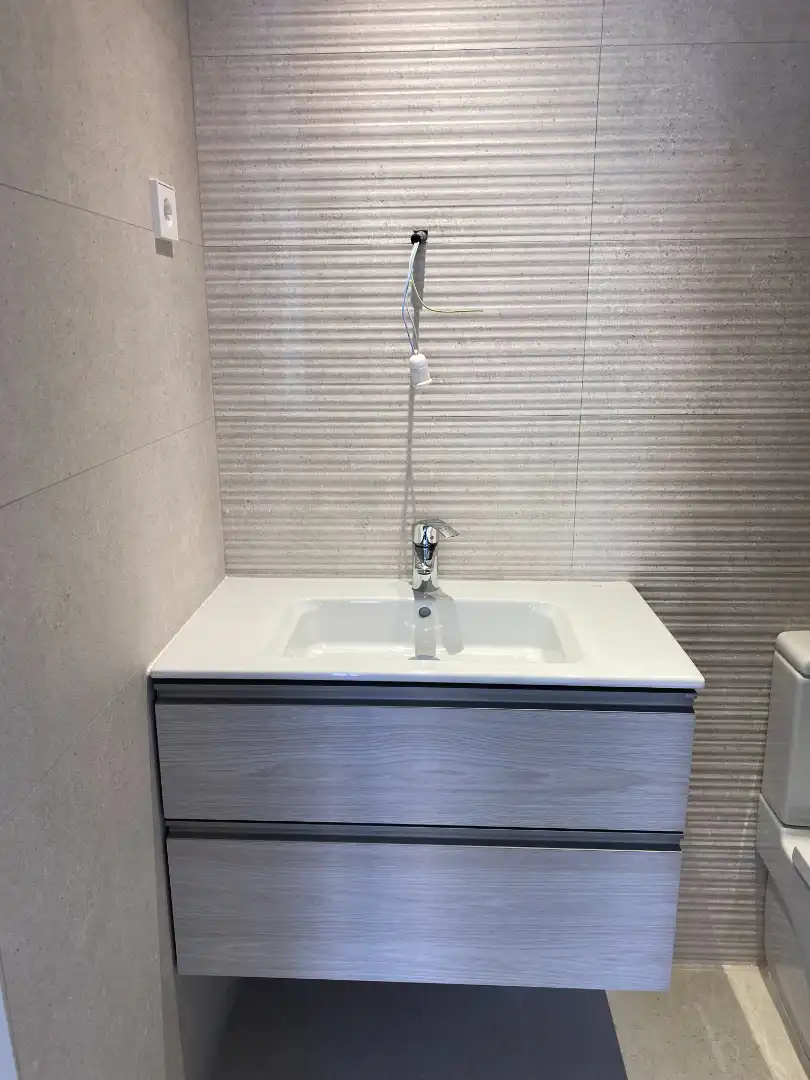 Baño de Apartamento de alquiler en Pozuelo de Alarcón con Aire acondicionado, Calefacción y Trastero