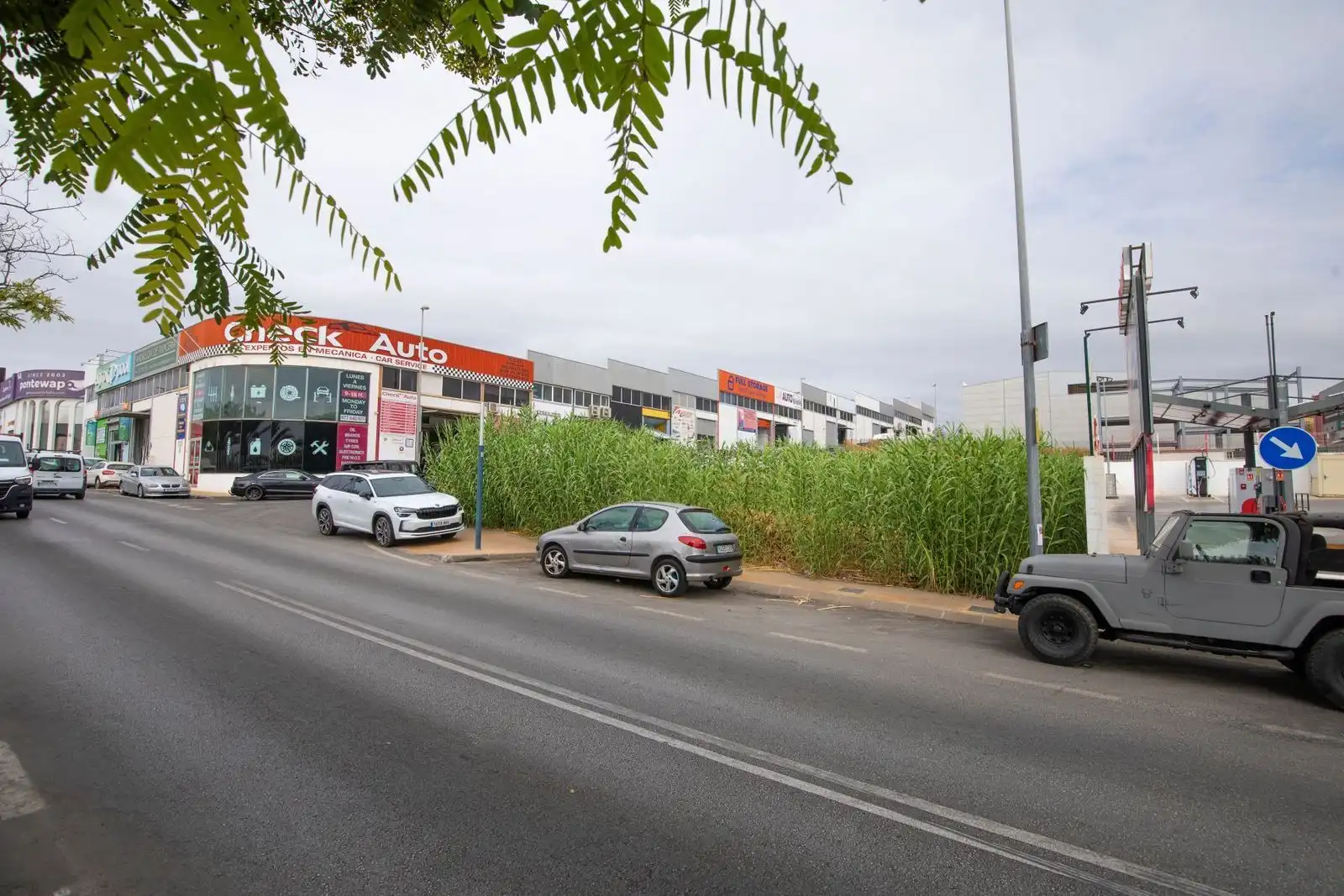 Vista exterior de Terreny industrial en venda en Marbella