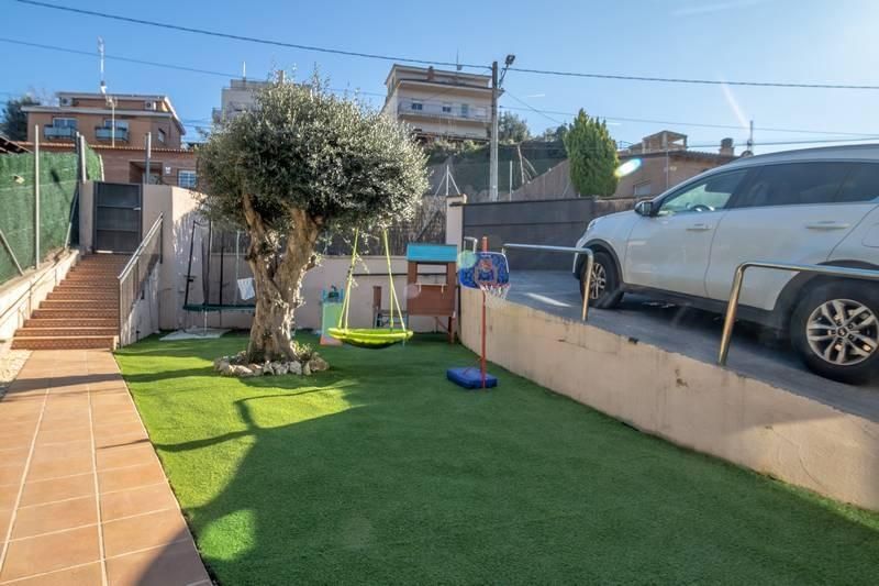 Aparcament de Casa adosada en venda en Terrassa amb Calefacció, Jardí privat i Terrassa