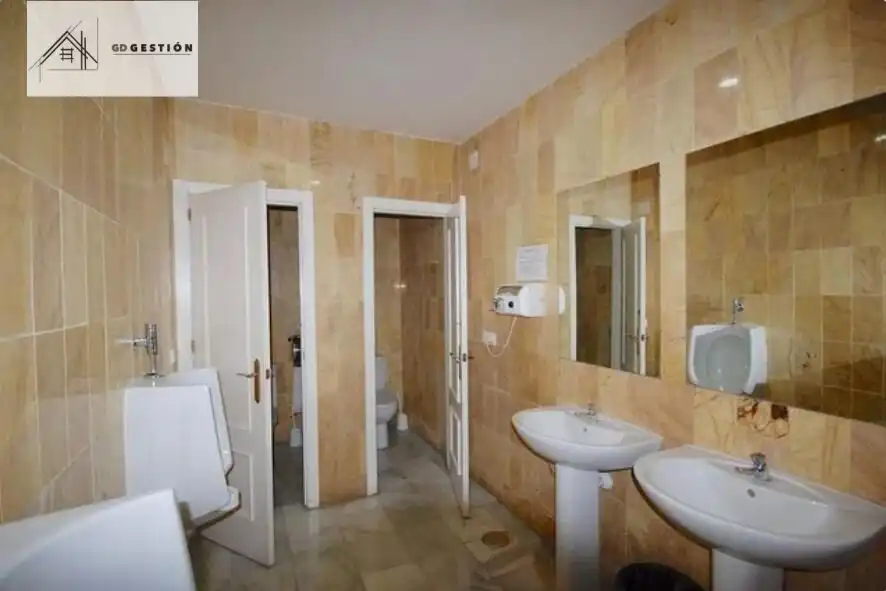 Badezimmer von Büro zum Verkauf in Marbella mit Klimaanlage, Heizung und Möbliert