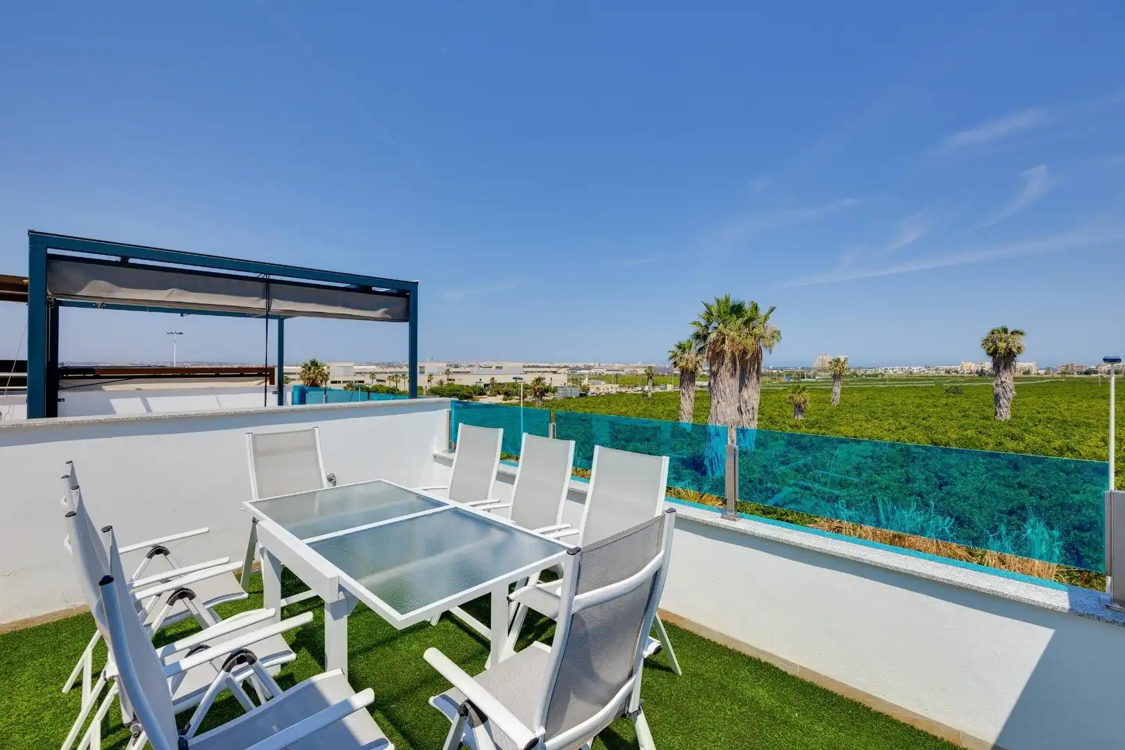 Terrasse von Einfamilien-Reihenhaus zum Verkauf in Torrevieja mit Klimaanlage, Heizung und Terrasse