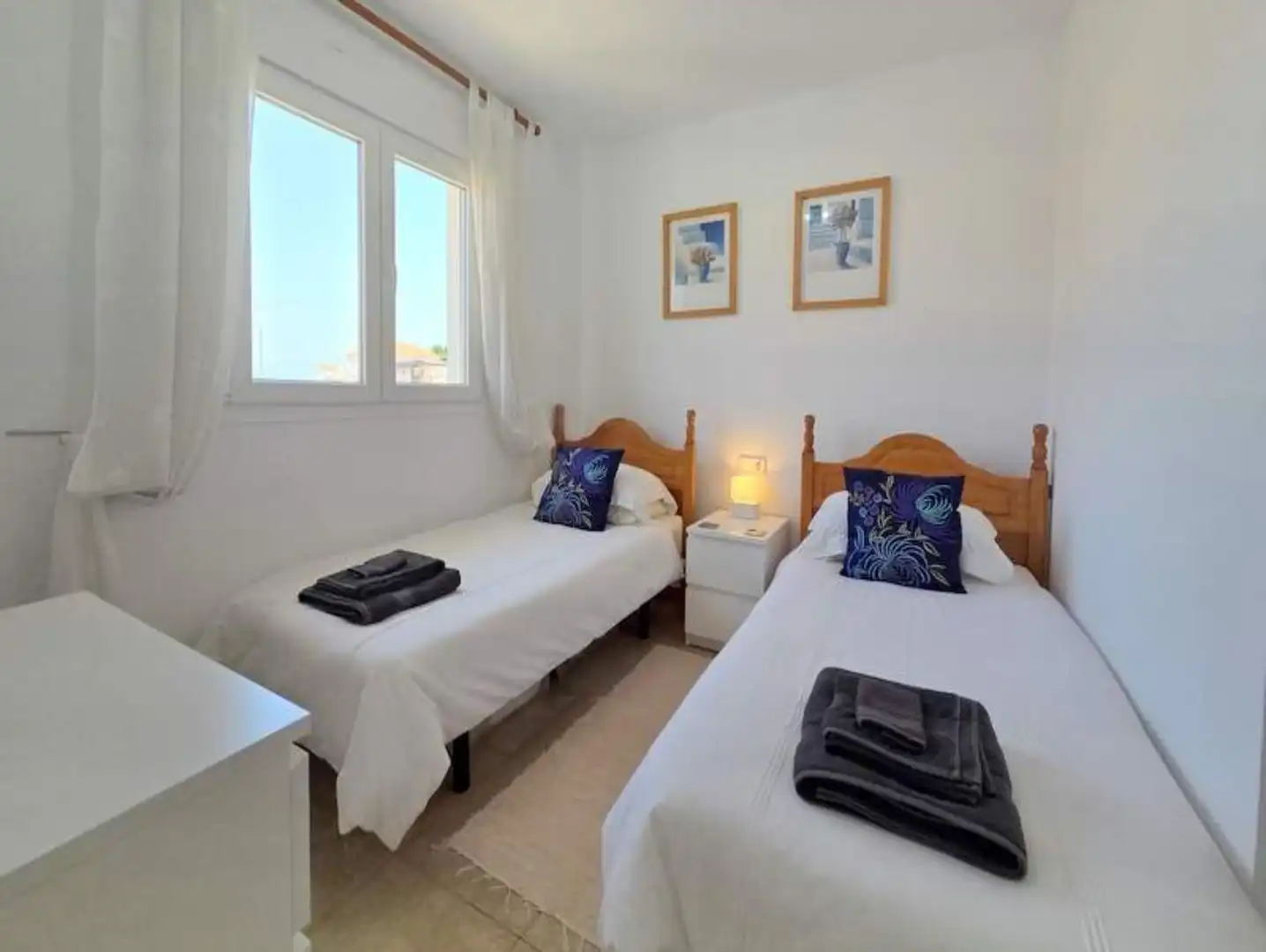 Schlafzimmer von Dachboden zum Verkauf in Manilva mit Klimaanlage, Terrasse und Möbliert