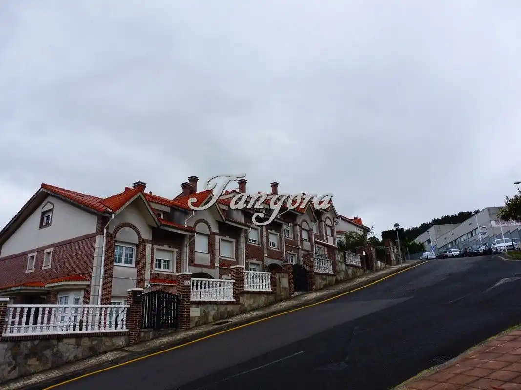 Außenansicht von Einfamilien-Reihenhaus zum Verkauf in Castro-Urdiales mit Heizung, Parkett und Terrasse
