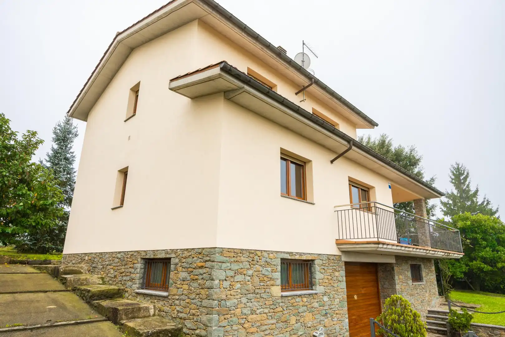Vista exterior de Casa o xalet en venda en L'Esquirol amb Calefacció, Jardí privat i Terrassa