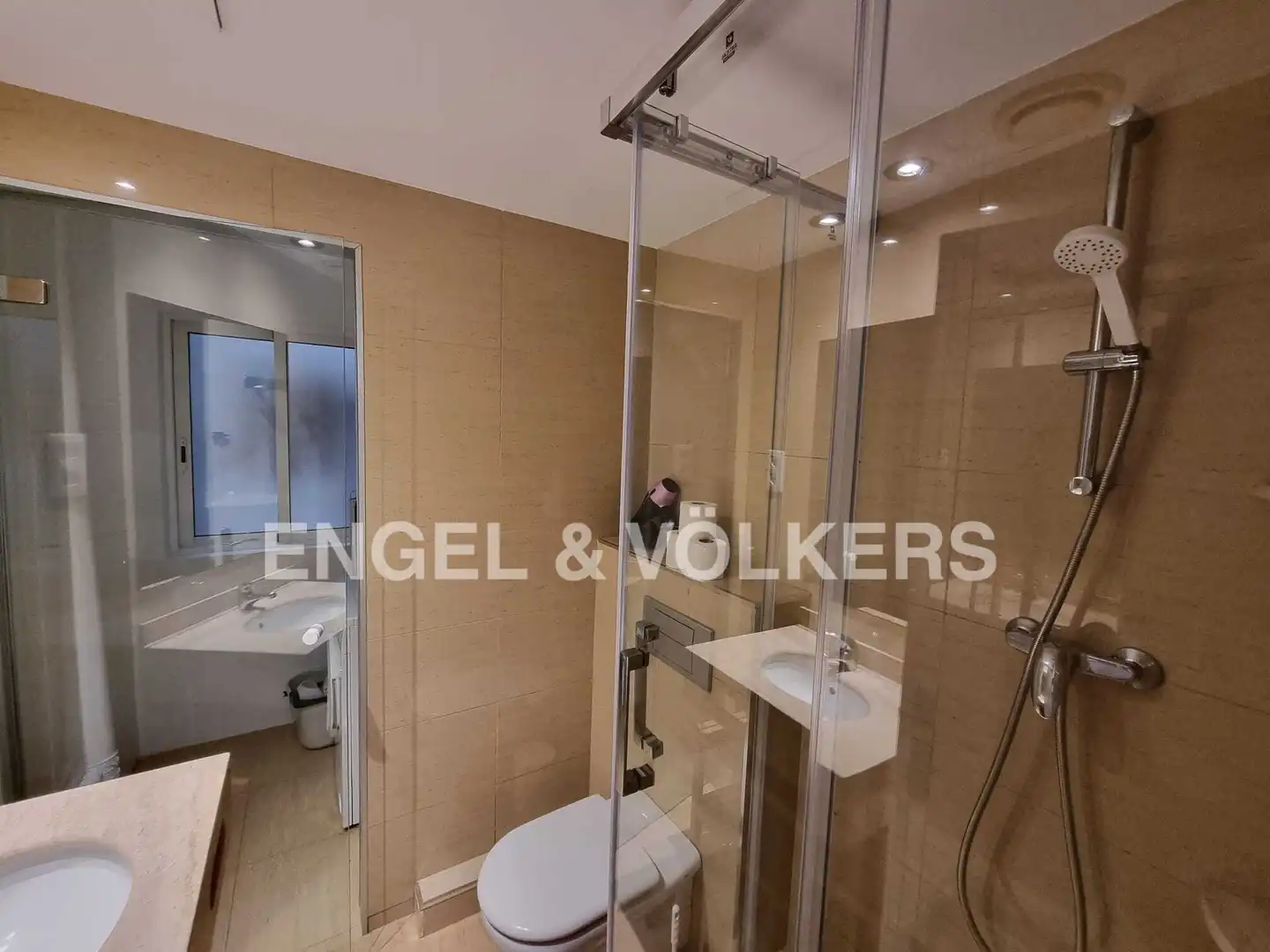 Badezimmer von Wohnung zur Miete in Barcelona mit Klimaanlage, Heizung und Parkett