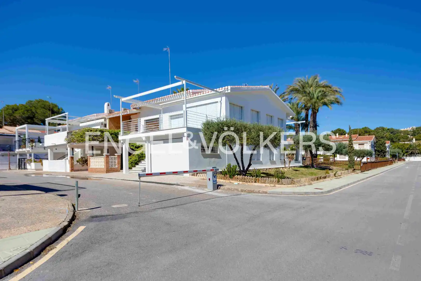 Vista exterior de Casa o xalet en venda en Orihuela amb Aire condicionat, Calefacció i Terrassa