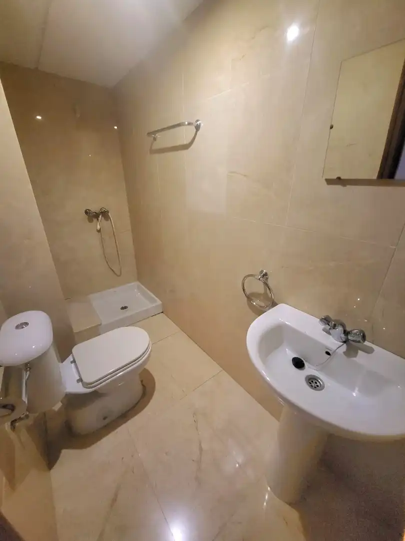 Badezimmer von Wohnung zur Miete in Cáceres mit Klimaanlage, Heizung und Parkett