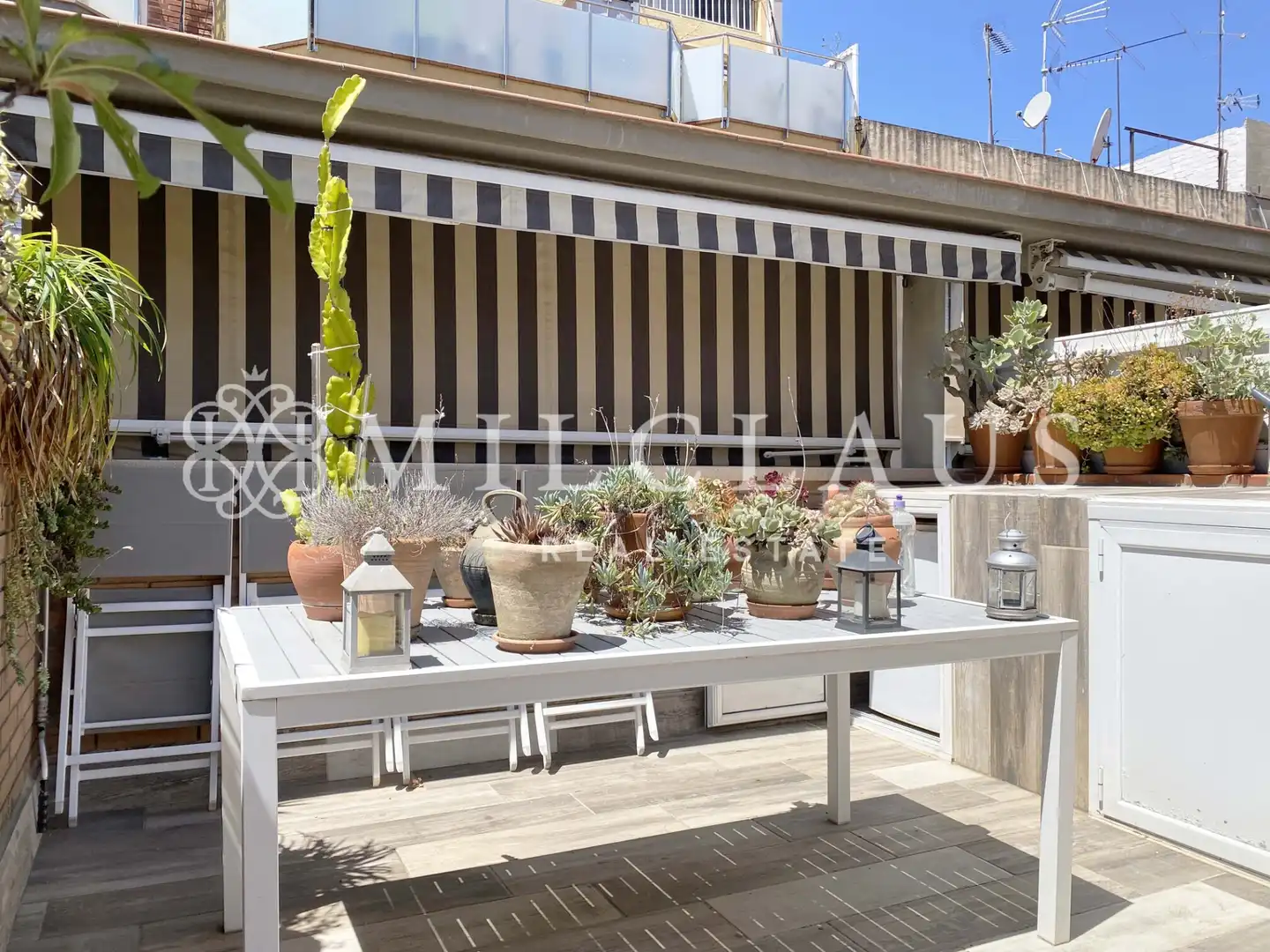 Terrasse von Einfamilien-Reihenhaus zum Verkauf in L'Hospitalet de Llobregat mit Klimaanlage, Heizung und Parkett