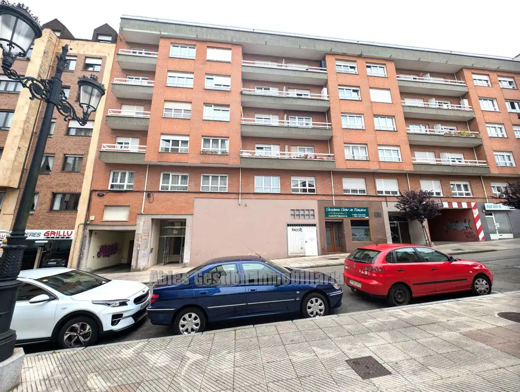 Vista exterior de Piso en venta en Oviedo  con Calefacción, Parquet y Terraza