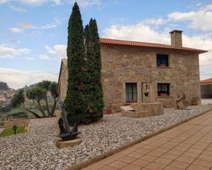 Vista exterior de Casa o xalet en venda en Bueu amb Calefacció, Terrassa i Piscina