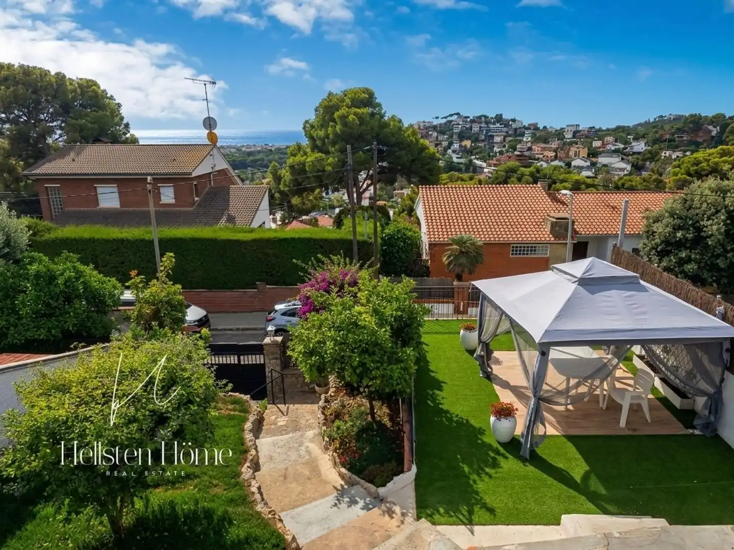 Vista exterior de Casa o xalet en venda en Castelldefels amb Aire condicionat, Jardí privat i Terrassa