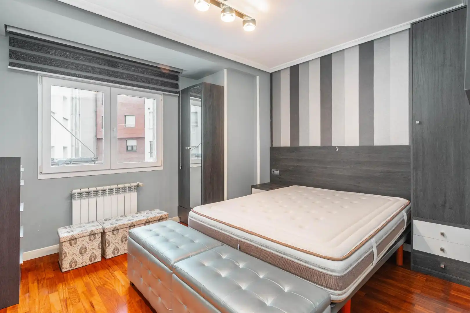 Dormitori de Pis en venda en Oviedo  amb Parquet, Moblat i Jacuzzi
