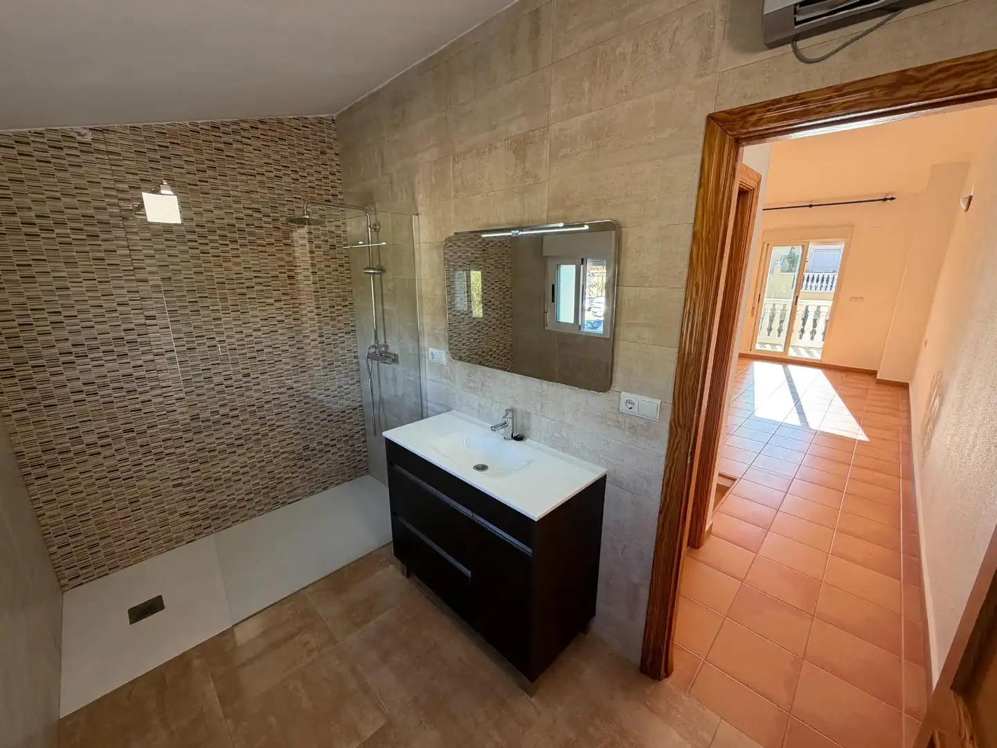Badezimmer von Einfamilien-Reihenhaus zum Verkauf in Dénia mit Klimaanlage, Privatgarten und Terrasse
