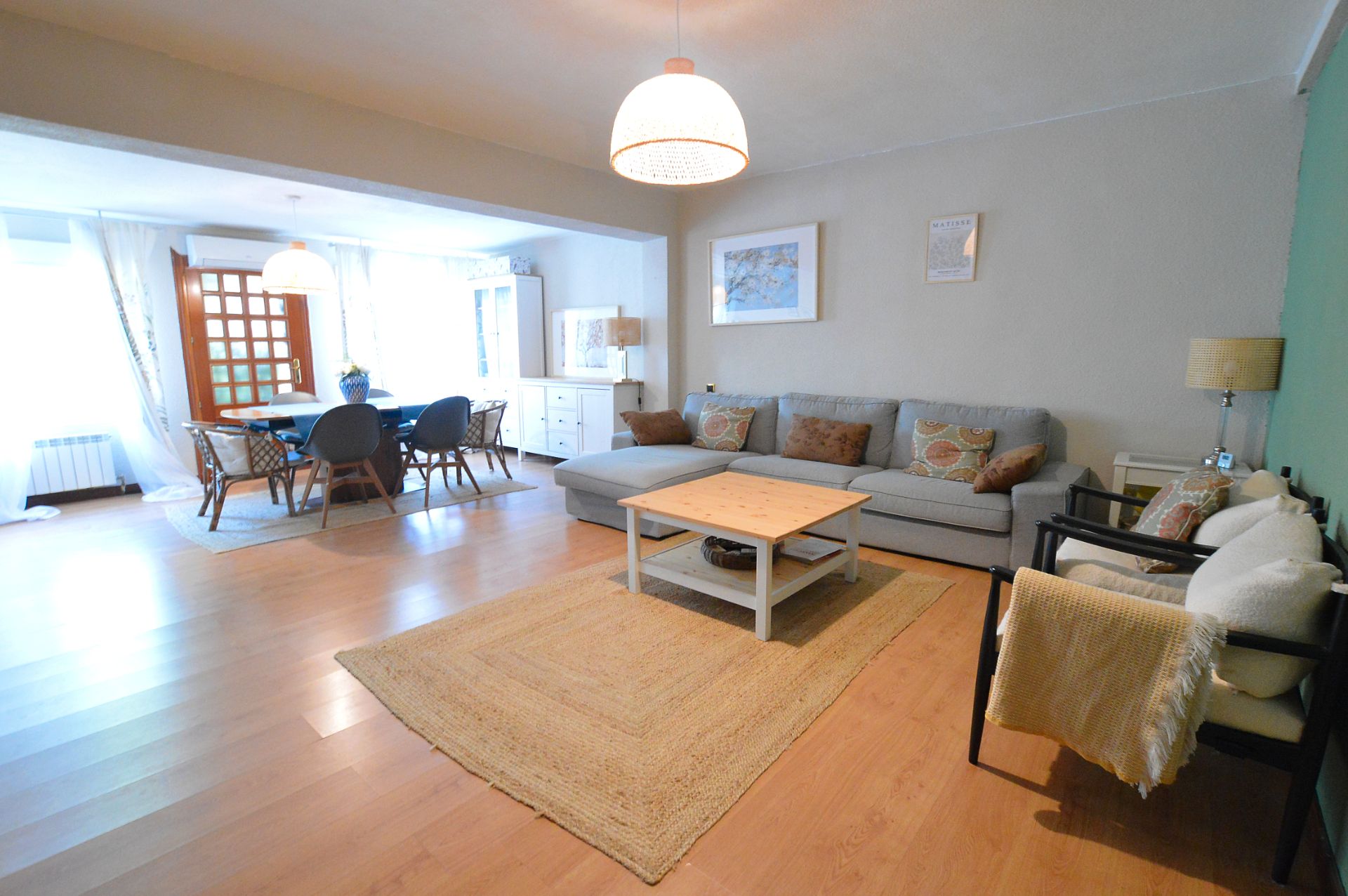 Sala de estar de Casa adosada en venta en Pozuelo de Alarcón con Aire acondicionado, Calefacción y Jardín privado