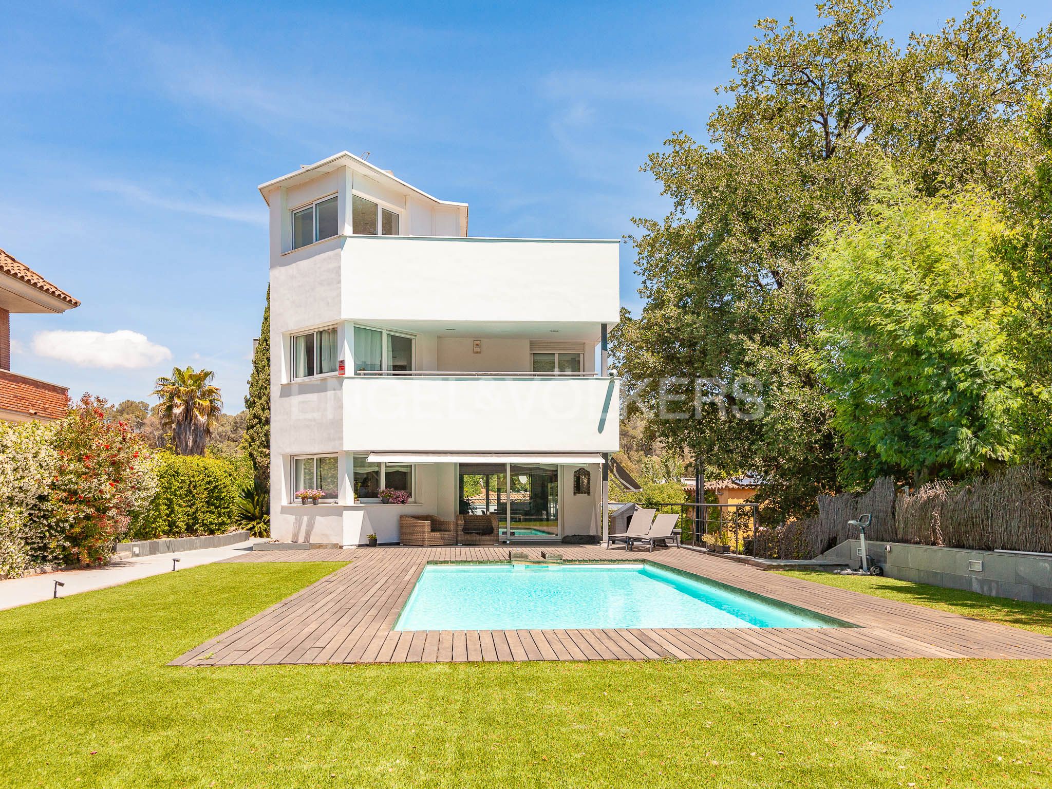 Vista exterior de Casa o xalet en venda en Sant Cugat del Vallès amb Aire condicionat, Calefacció i Jardí privat