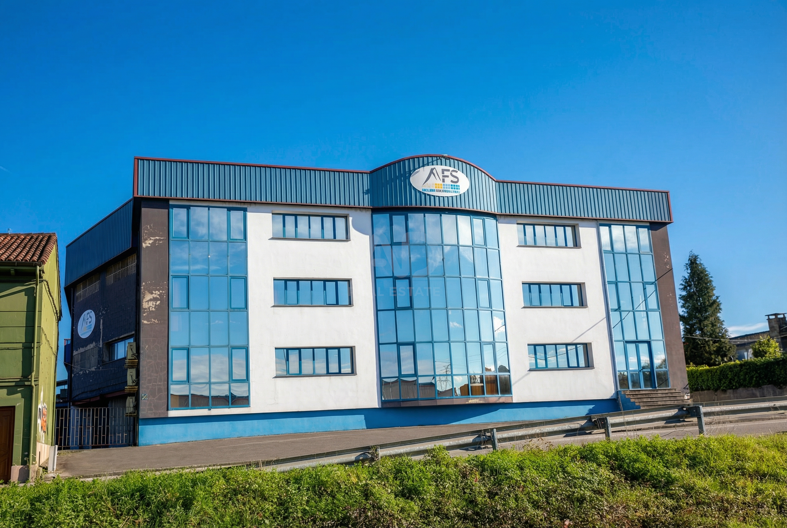 Gebaude zur Miete in El Berrón - La Carrera