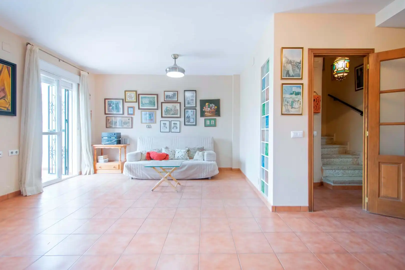 Sala d'estar de Casa adosada en venda en Tomares amb Terrassa i Traster