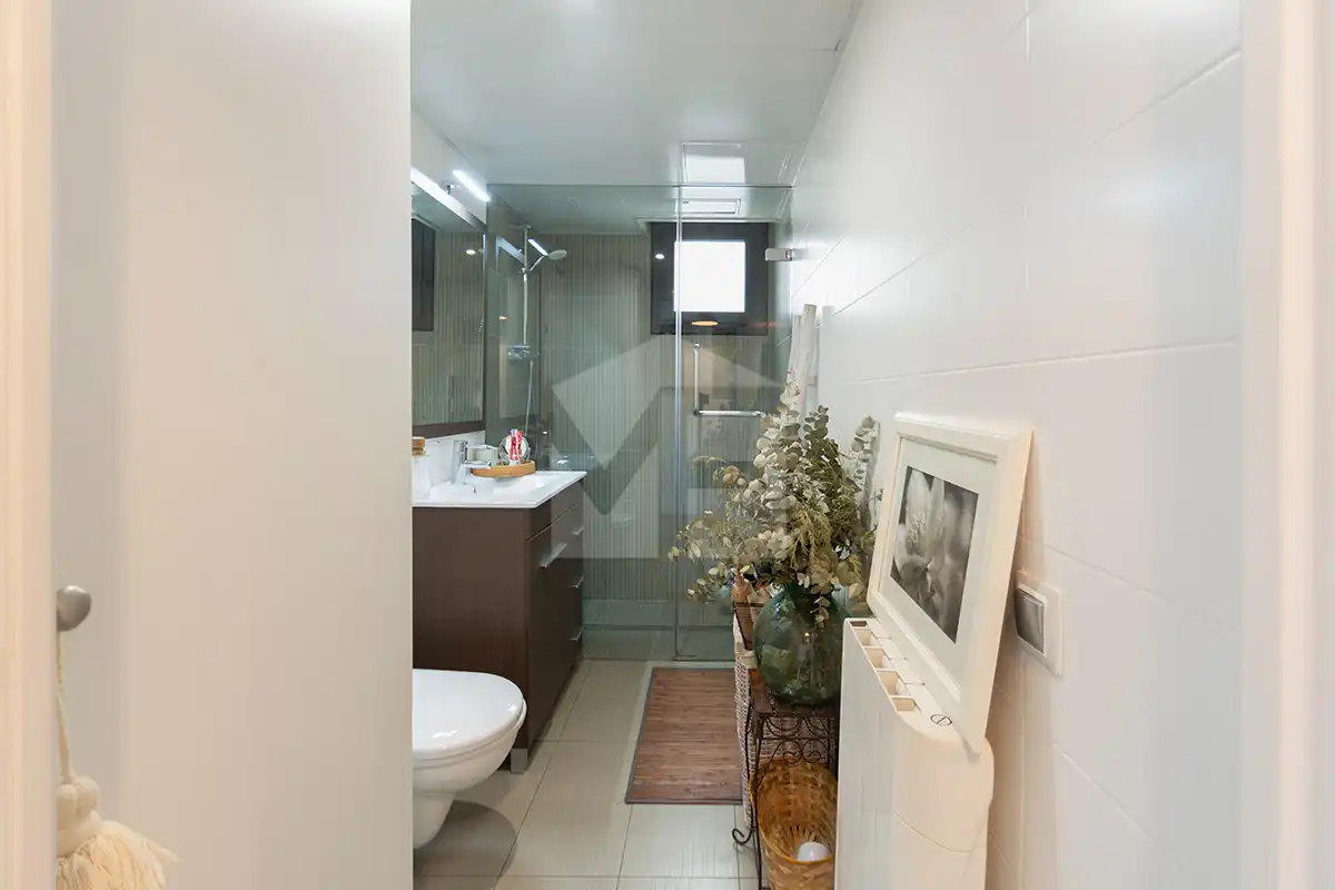 Bathroom of Flat for sale in Barcelona  with Air Conditioner and Heating
