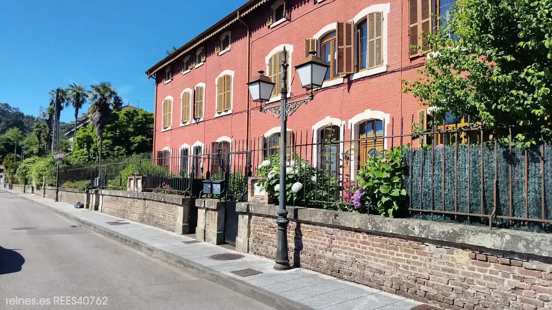 Vista exterior de Pis en venda en Siero amb Calefacció, Jardí privat i Moblat