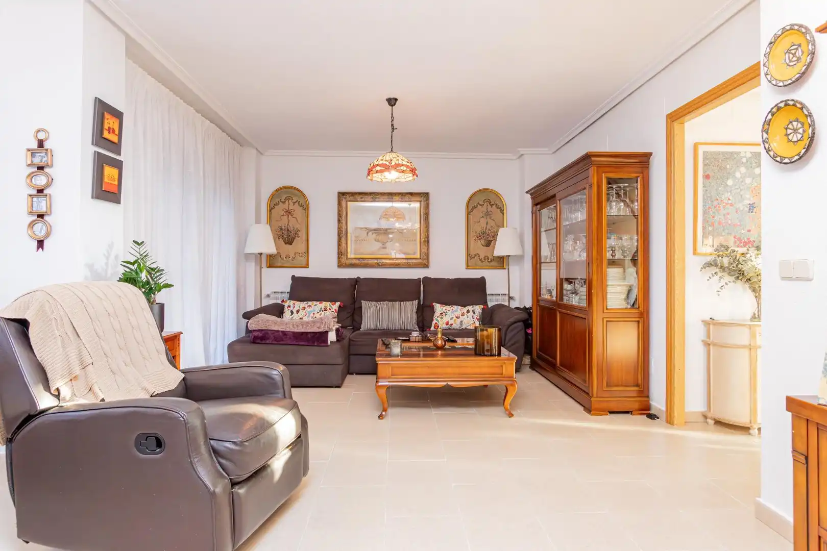 Sala d'estar de Casa adosada en venda en Valdemoro amb Calefacció, Jardí privat i Piscina comunitària