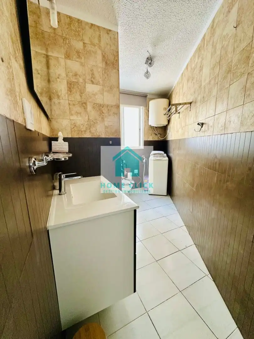 Bany de Apartament de lloguer en Mont-roig del Camp amb Aire condicionat, Calefacció i Jardí privat