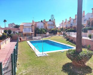 Jardí de Casa adosada en venda en Torremolinos amb Aire condicionat, Terrassa i Piscina