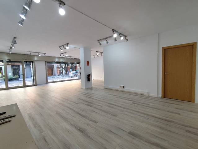 Local comercial en Alquiler en Avinguda de la Constitució en Montmar