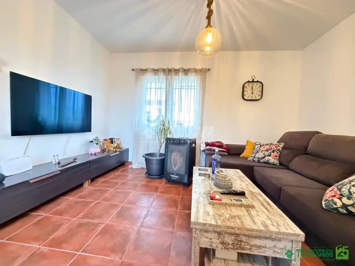 Sala d'estar de Casa adosada en venda en Uclés amb Aire condicionat i Calefacció