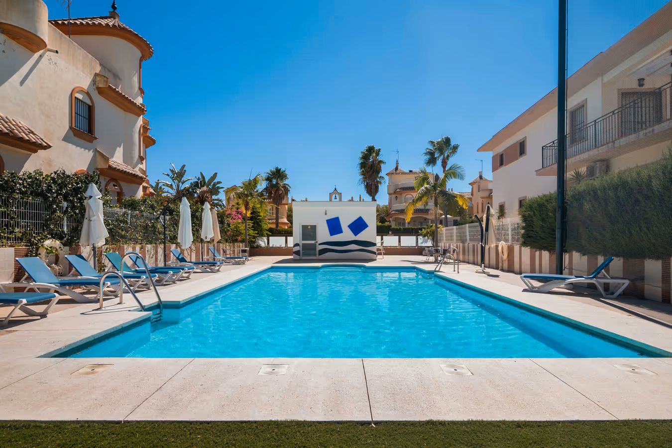 Piscina de Casa o chalet de alquiler en Islantilla con Aire acondicionado, Calefacción y Jardín privado