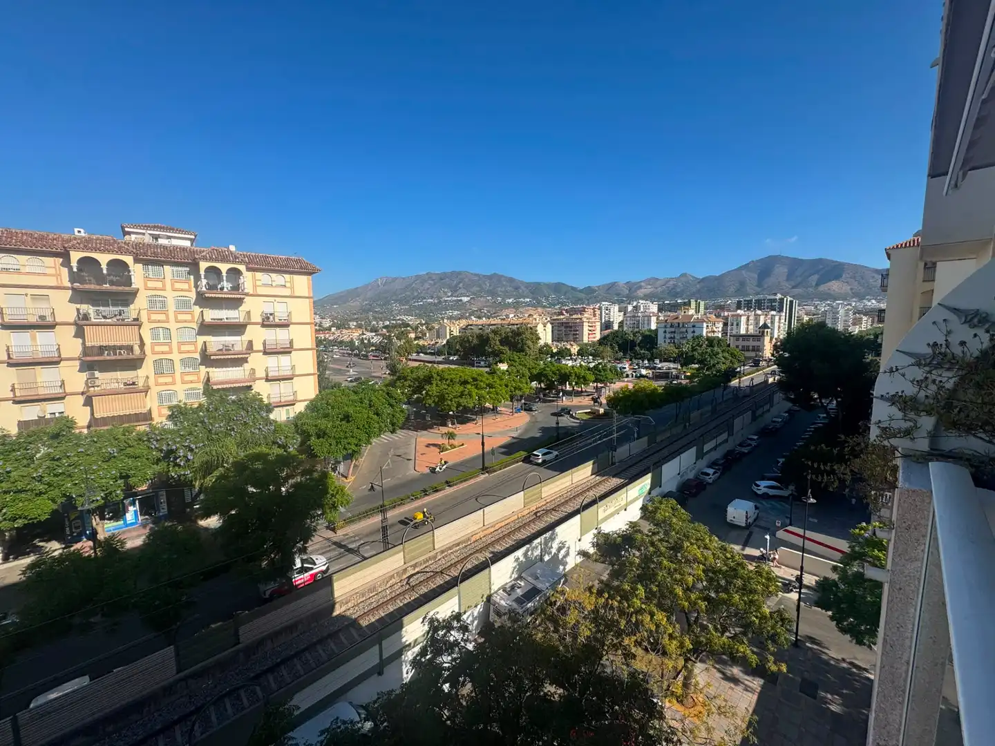 Außenansicht von Wohnungen zur Miete in Fuengirola mit Klimaanlage, Heizung und Terrasse