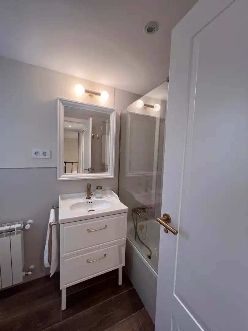 Badezimmer von Maisonette zur Miete in Madrid mit Klimaanlage, Heizung und Parkett
