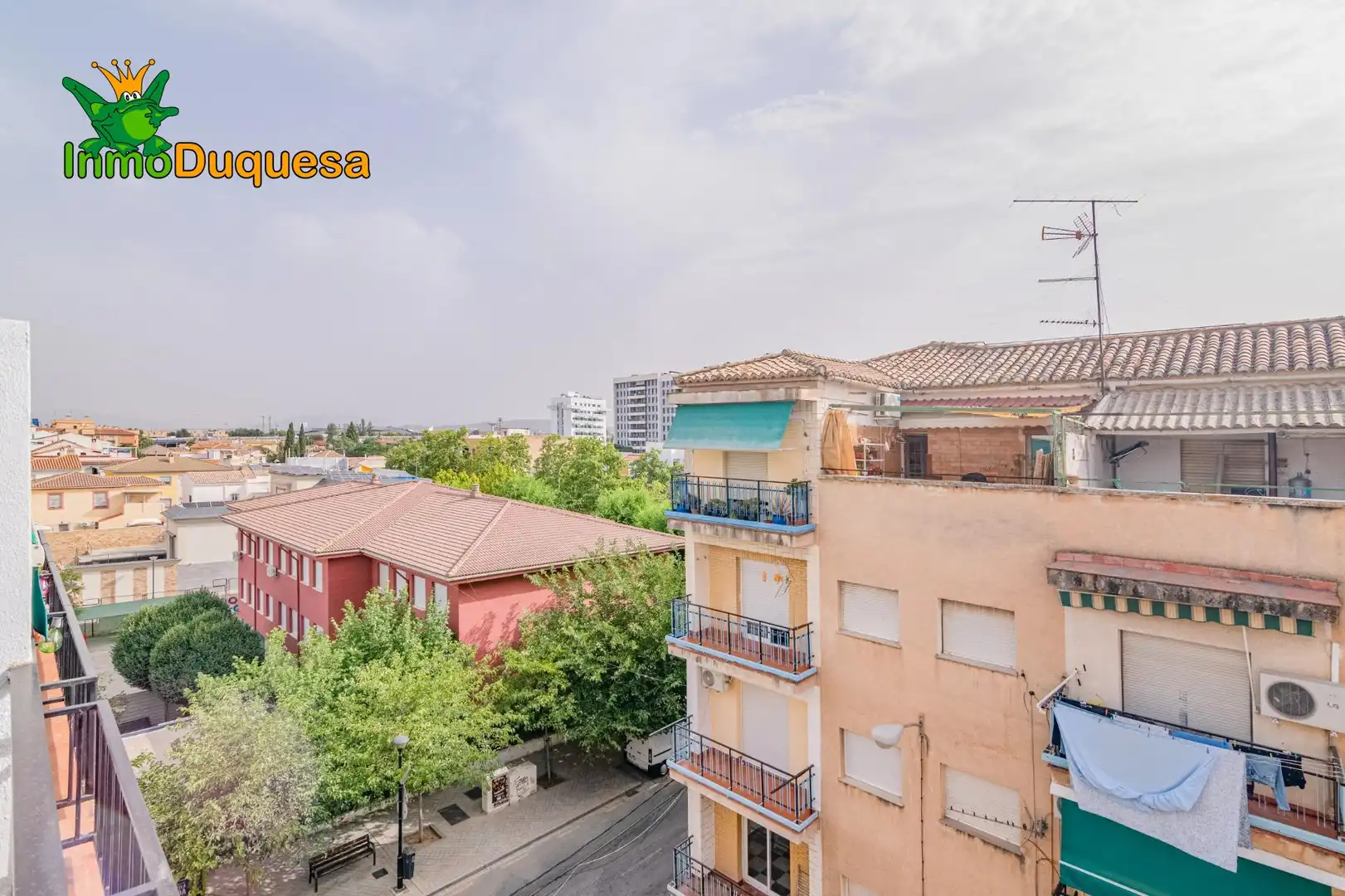 Vista exterior de Piso en venta en Granada con Aire acondicionado, Calefacción y Terraza