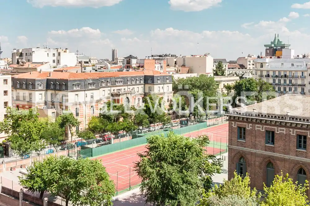 Außenansicht von Wohnung zum Verkauf in Madrid mit Heizung