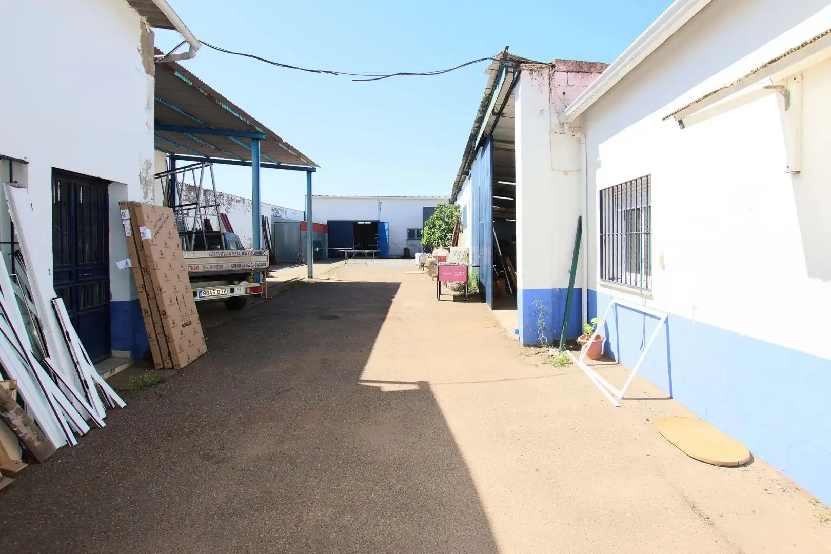 Außenansicht von Fabrikhallen zum Verkauf in Guadiana