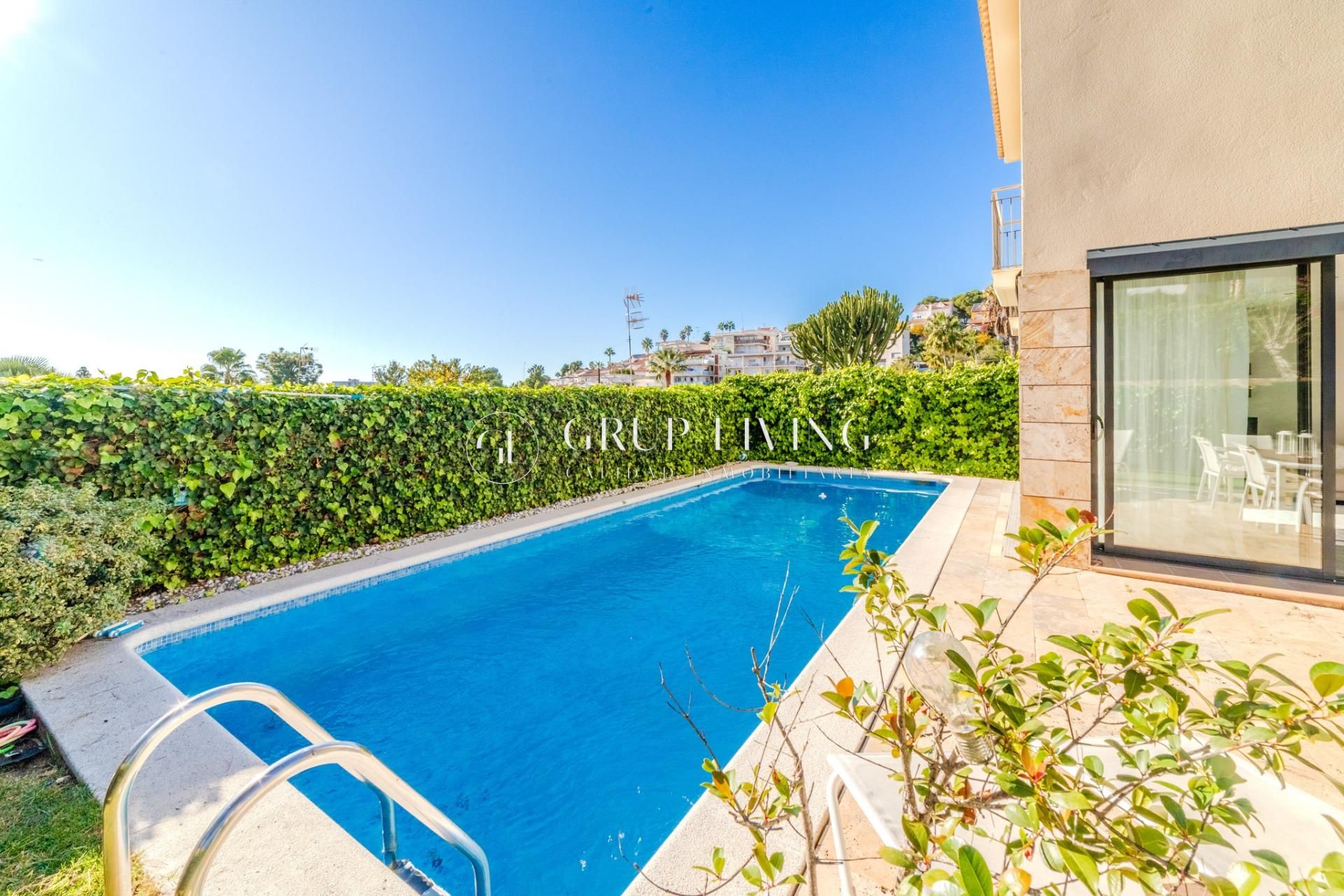 Piscina de Casa o xalet en venda en Sitges amb Aire condicionat, Calefacció i Jardí privat
