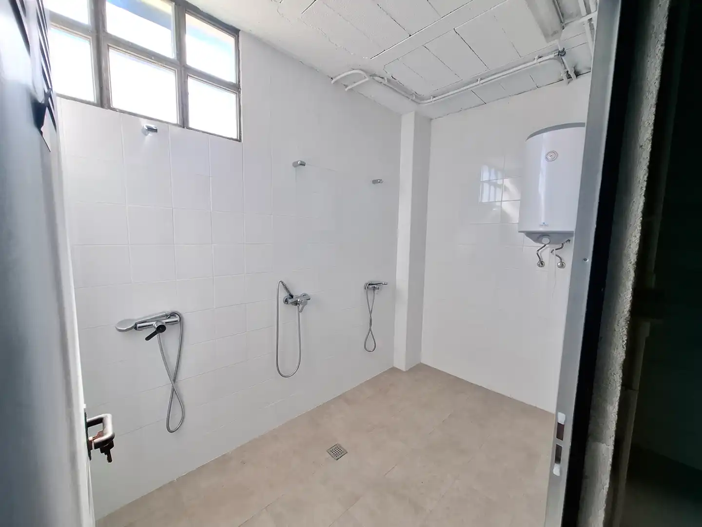 Badezimmer von Fabrikhallen zur Miete in Xove