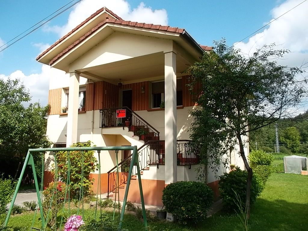 Vista exterior de Casa o xalet en venda en Piloña amb Calefacció, Jardí privat i Parquet