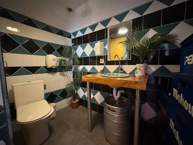Baño de Local de alquiler en Frigiliana con Aire acondicionado, Calefacción y Terraza