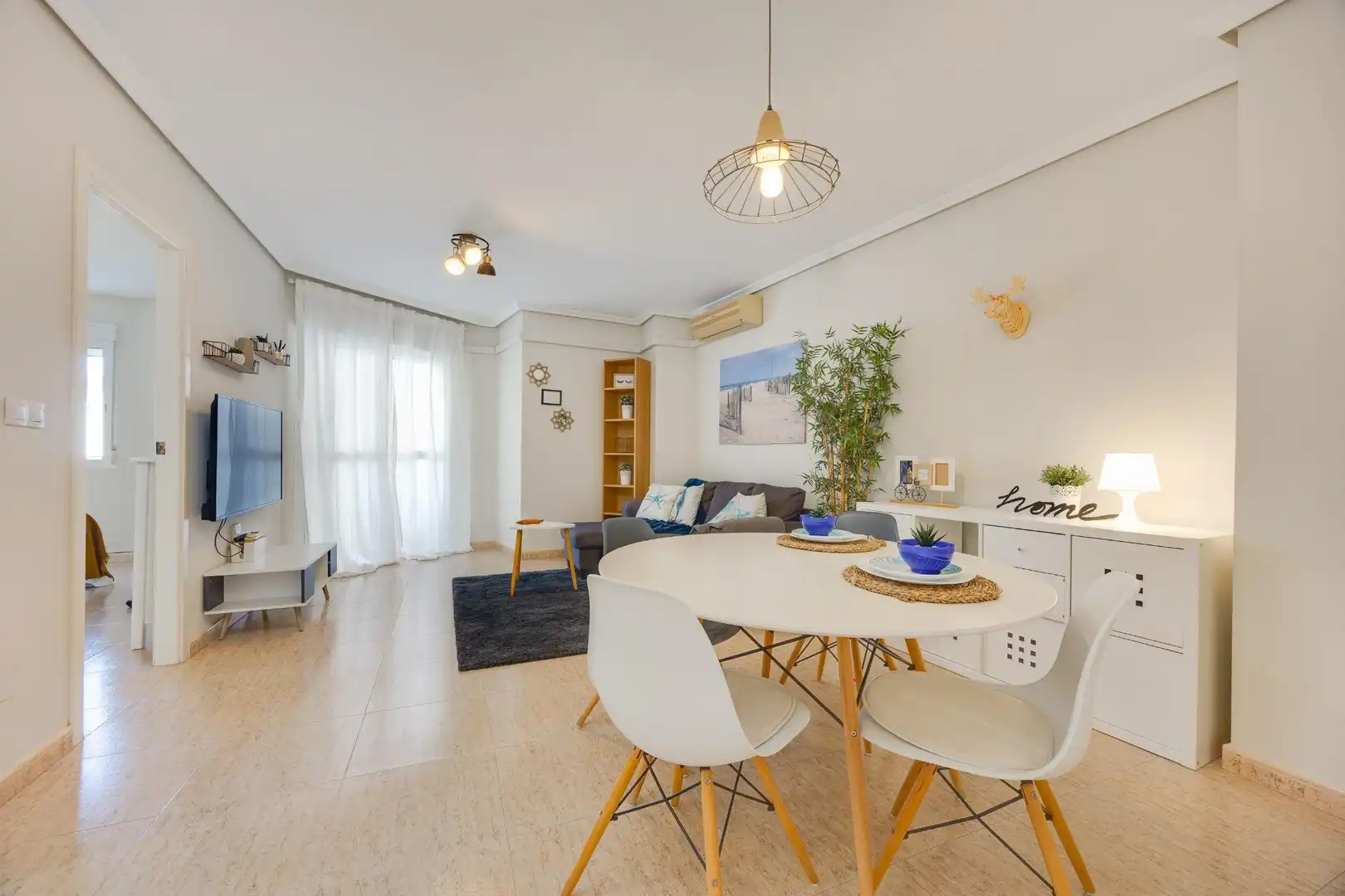 Sala d'estar de Apartament en venda en Torrevieja amb Aire condicionat, Terrassa i Moblat
