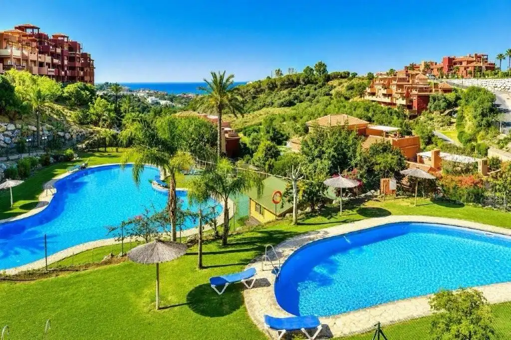 Pis amb piscina en venda a Avenida la Reserva de Marbella