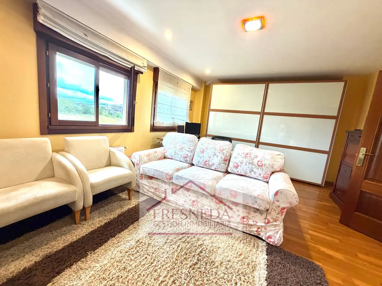 Sala d'estar de Casa adosada en venda en Siero amb Calefacció, Jardí privat i Parquet