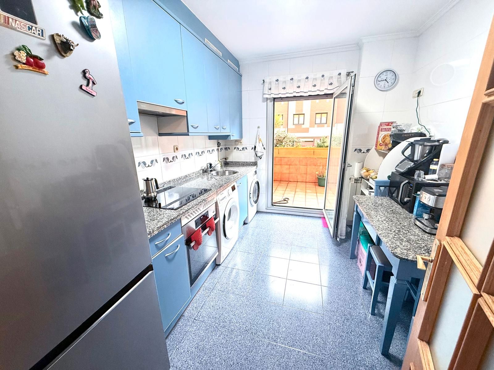 Cuina de Pis en venda en Oviedo  amb Calefacció, Terrassa i Traster