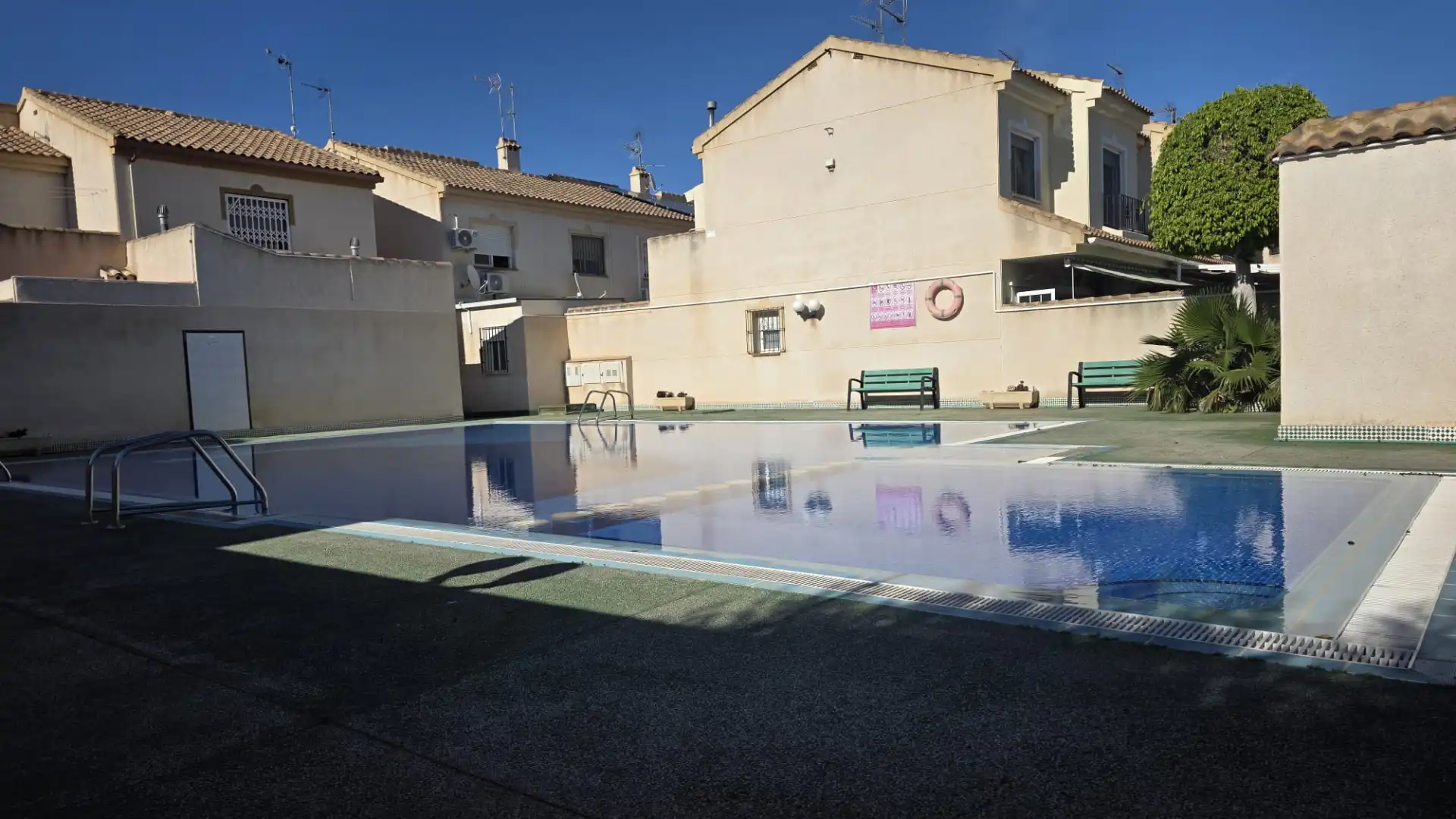 Schwimmbecken von Einfamilien-Reihenhaus zum Verkauf in San Javier mit Klimaanlage, Heizung und Privatgarten
