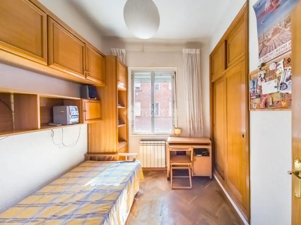 Bedroom of Flat for sale in Madrid  with Air Conditioner, Heating and Parquet flooring