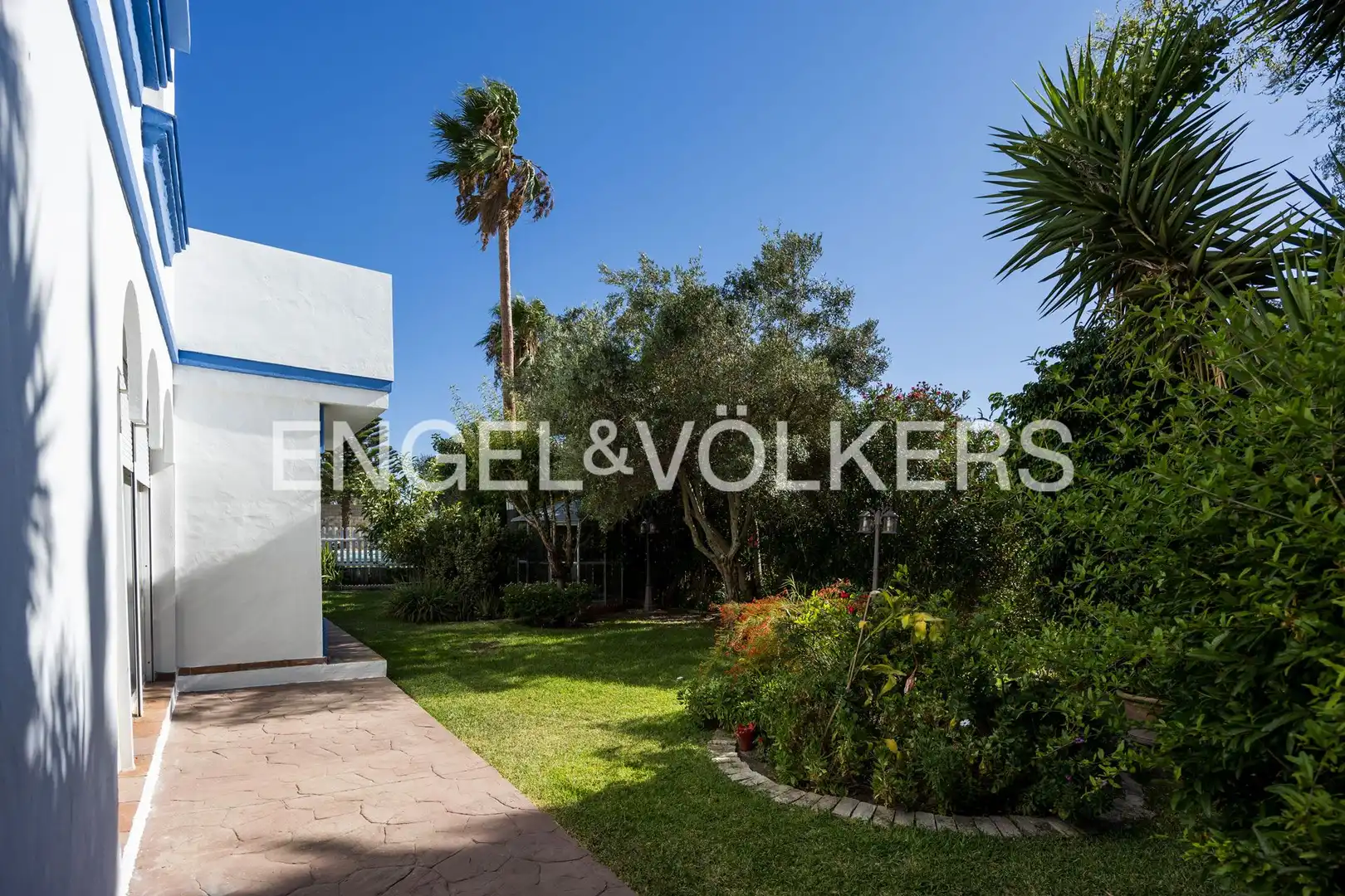 Vista exterior de Casa o xalet en venda en Sanlúcar de Barrameda amb Aire condicionat, Calefacció i Jardí privat