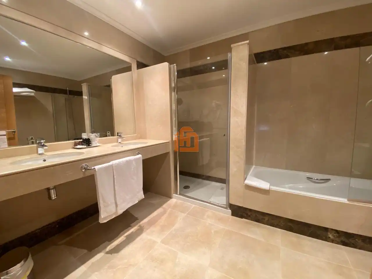 Badezimmer von Geschaftsraum zum Verkauf in Valencia de Don Juan mit Klimaanlage und Möbliert